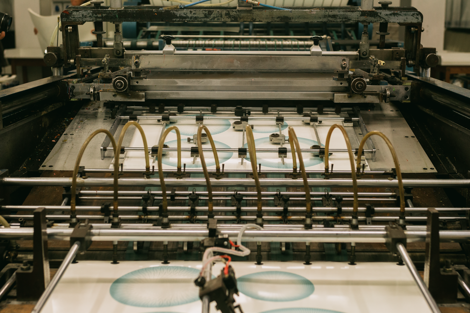 Close-up of an industrial printing press producing designs. (Photo: João Jesus / Pexels)
