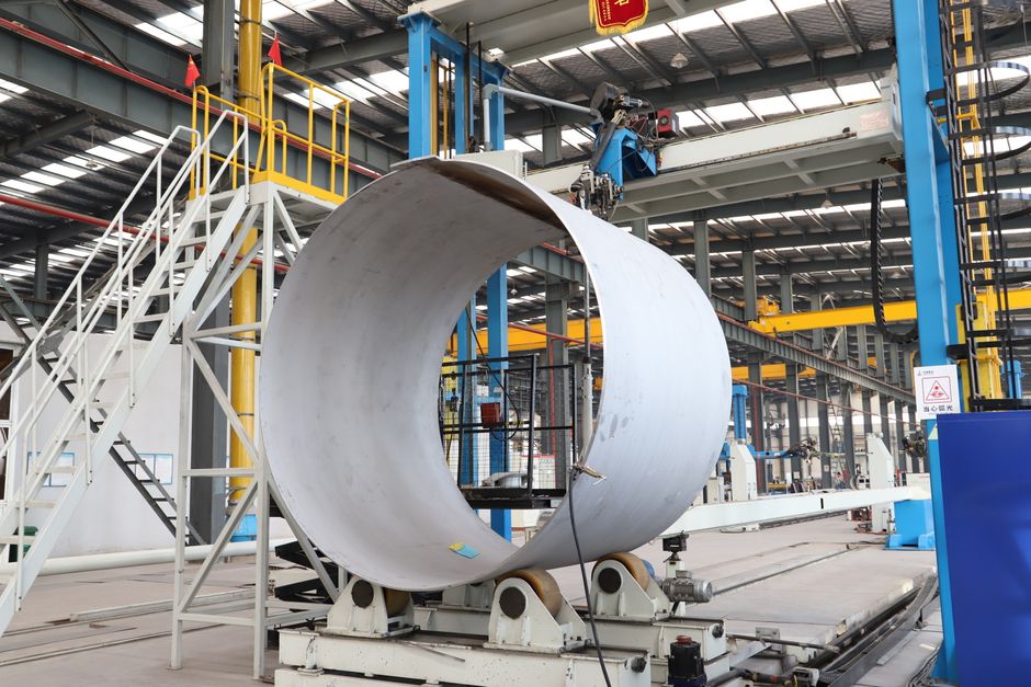 A spacious industrial factory scene showcasing steel pipe production with modern machinery. (Photo: SINOSTEEL STAINLESS STEEL PIPE / Pexels)