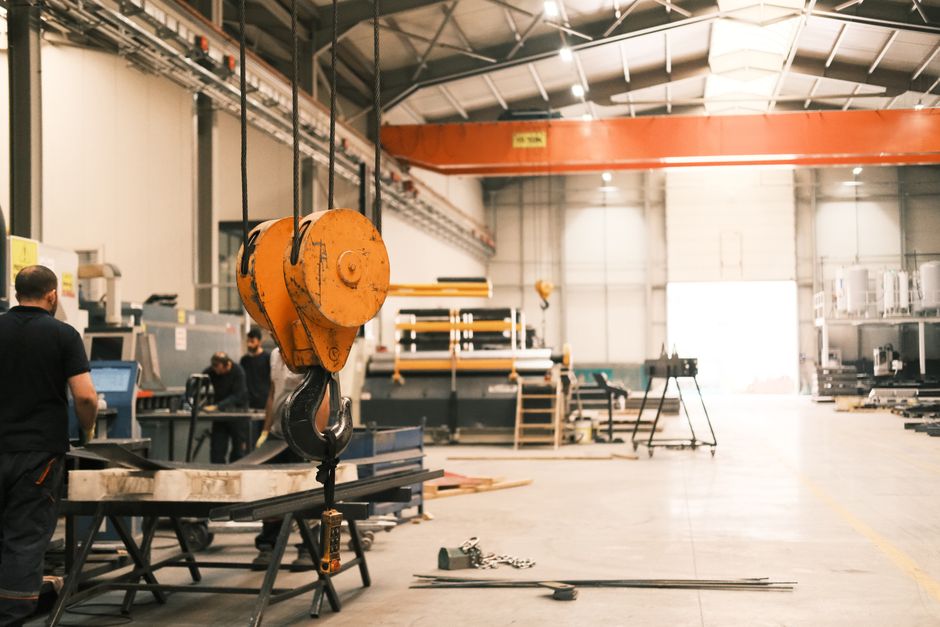 Spacious industrial workshop featuring a crane and heavy machinery in Konya, Türkiye. (Photo: Cemrecan Yurtman / Pexels)
