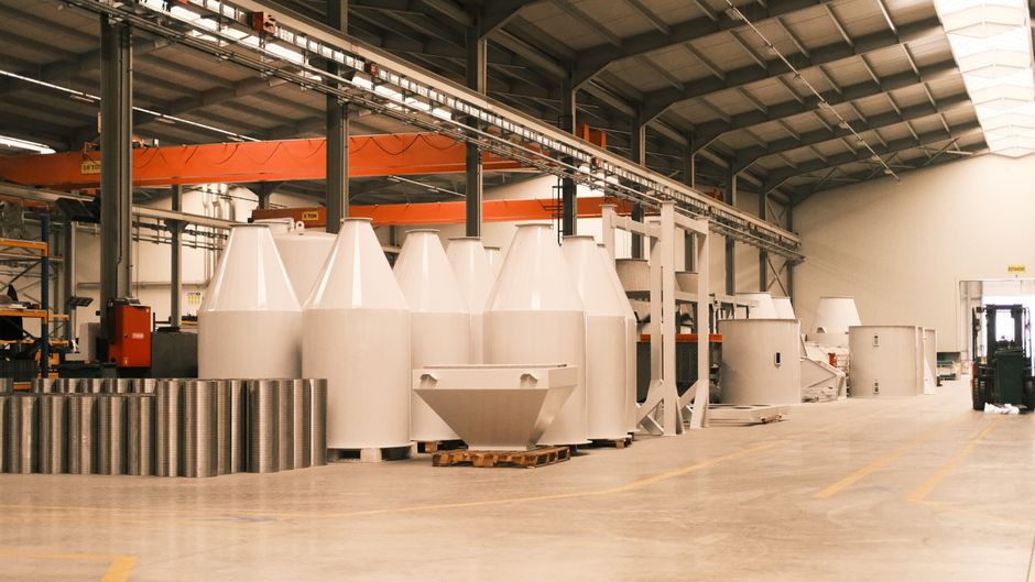 Spacious metal industry factory interior with heavy machinery and materials in Konya, Türkiye. (Photo: Cemrecan Yurtman / Pexels)